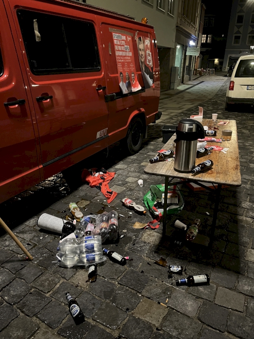 Der verwüstete Infostand der Freisinger Jusos