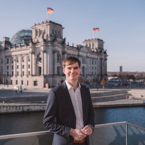 Andreas Mehltretter vor den Reichstagsgebäude | Foto: Fionn Große