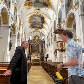 Andreas Mehltretter mit Pater Lucas im Kloster Scheyern