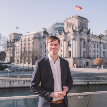 Andreas Mehltretter vor dem Reichstagsgebäude | Bildnachweis: 