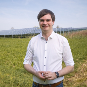 Andreas Mehltretter vor einer Photovoltaikanlage