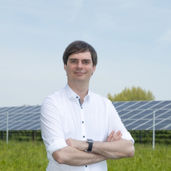 Andreas Mehltretter vor einer Photovoltaikanlage