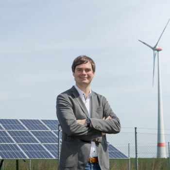Andreas Mehltretter vor Photovoltaik- und Windkraftanlage