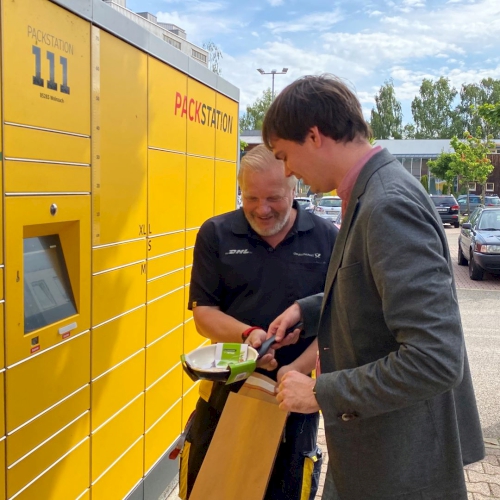 Andreas Mehltretter sortiert Päckchen in DHL-Packstation