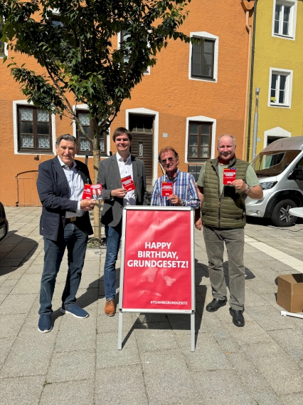 Andreas Mehltretter mit den Mitgliedern des SPD-Ortsvereins. V.l.n.r. Toni Bayerstorfer, Andreas Mehltretter, Walter Trinkaus, Georg Euba.