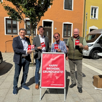 Andreas Mehltretter mit den Mitgliedern des SPD-Ortsvereins. V.l.n.r. Toni Bayerstorfer, Andreas Mehltretter, Walter Trinkaus, Georg Euba.