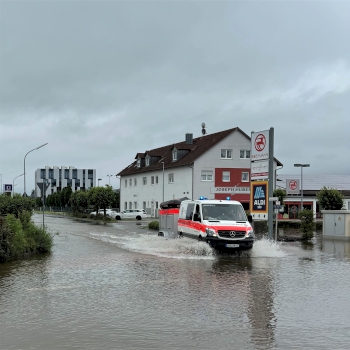 Ein Krankenwagen des Roten Kreuzes im Einsatz beim Hochwasser im Landkreis Pfaffenhofen